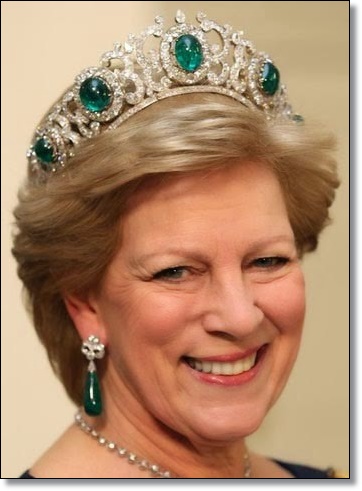 Queen Elisabeth of Greece's Emerald Parure Tiara